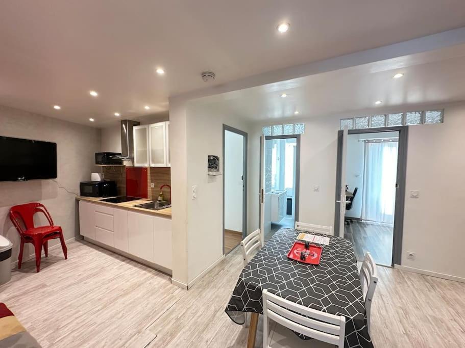 Avec 4 Doubles - Proche De La Mer, Des Transports Et De La Promenade Des Appartement