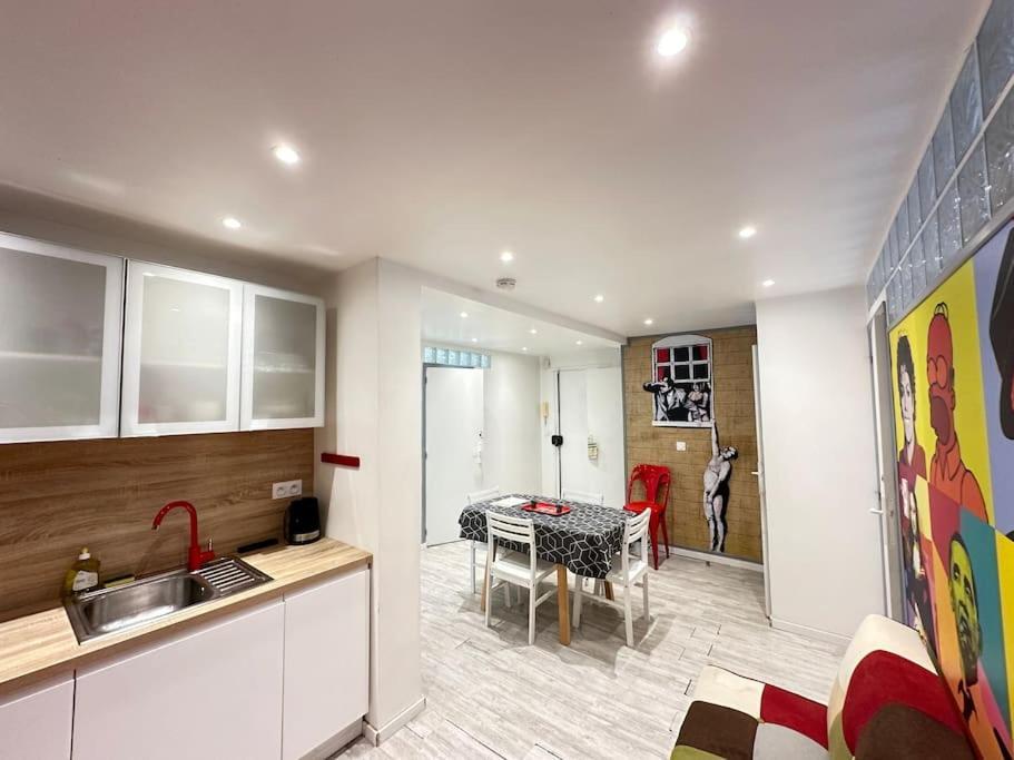 Avec 4 Doubles - Proche De La Mer, Des Transports Et De La Promenade Des Appartement