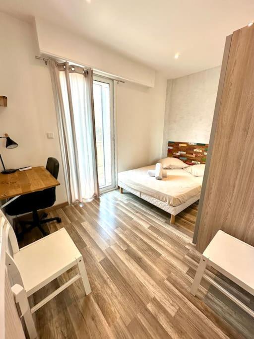 Avec 4 Doubles - Proche De La Mer, Des Transports Et De La Promenade Des Appartement